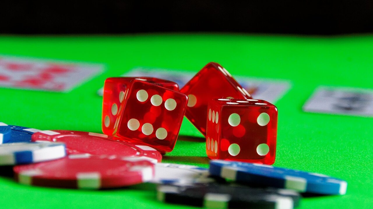 Competing with Streaming Giants: How Online Casinos Are Capturing Audiences in the Digital Age