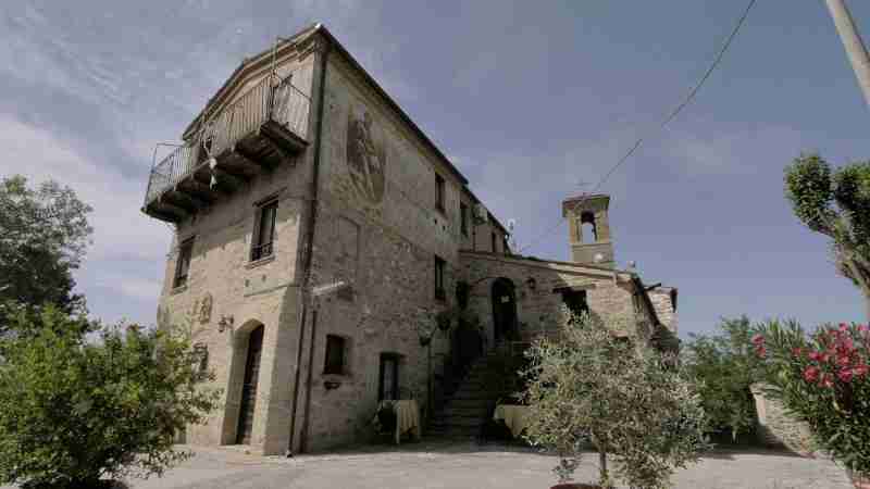 Il Castello di San Pietro in Musio: Dista circa dieci km da Arcevia, la sua costruzione risale al Duecento e le mura fortificate al Quattrocento. La chiesa Parrocchiale fu, purtroppo, distrutta durante la Seconda Guerra Mondiale nelle Marche, e ricostruita sulla pianta originale., tags: castelli - Youtube