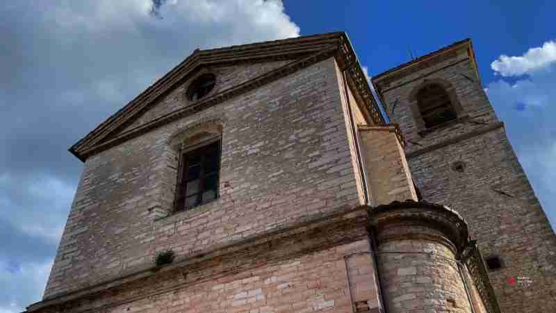 PALAZZO|I CASTELLI DI ARCEVIA|GIRANDO LE MARCHE #vlog#travelblogger #travel

Palazzo è uno dei castelli più caratteristici del territorio arceviese. Sorge a m. 508 nell'alta valle del torrente Fenella, ubicato sulle pendici del Monte Caudino. Nel 1130 fu donato all'eremo di Fonte Avellana. Nel medioevo era proprietà degli arcivescovi di Ravenna e poi conteso tra i vescovi di Fossombrone e Senigallia. Passato sul finire del Xlll sec. sotto il dominio di Arcevia a seguito della vittoriosa guerra condotta contro la città di Fossombrone, ne seguì le vicende storiche. Conserva quasi intatta la struttura urbanistica medioevale: è dotato di possenti tratti di mura in pietra e cotto e di una bella porta d’accesso quattrocentesca. Da ammirare sono la chiesa parrocchiale dei Santi Settimio e Stefano (1ª metà sec. XVIII), imponente costruzione tardobarocca - probabilmente opera di un esponente della famiglia di architetti Vici
 originari di Palazzo – con splendidi altari marmorei e bella tela set, tags: turismo nelle - Youtube