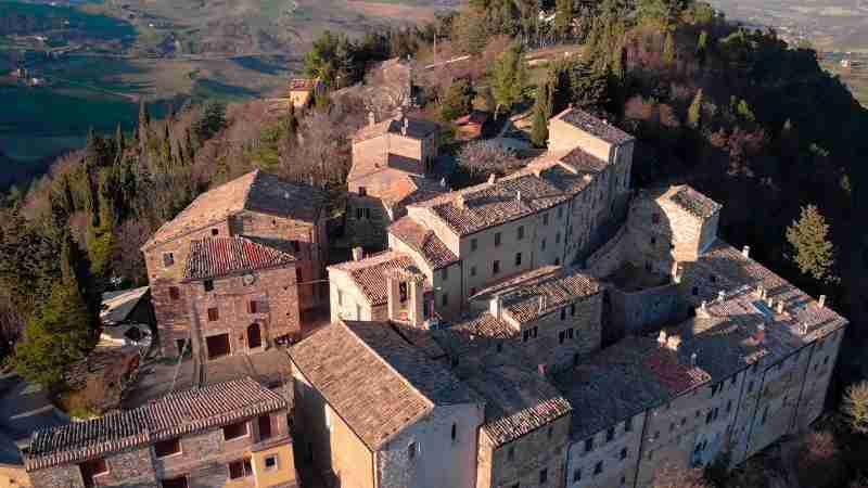 Il Castello di Avacelli si trova appunto ad Avacelli, frazione di Arcevia, ed è stato eretto per difendere il territorio di Arcevia a Sud. Io ho avuto la fortuna di visitarlo durante le Giornate del FAI e quindi con delle guide e ne vale la pena. Seppure alto, freddo, antico, è ancora abitato da qualche famiglia durante l'anno. D'estate, a quanto pare, si ripopola un po' con coloro che tornano alla ricerca di fresco. :) Da visitare perché è proprio un bello scorcio e consiglio una visita guidata, se possibile, o di leggere un po' di storia sua., tags: nove castelli - youtube