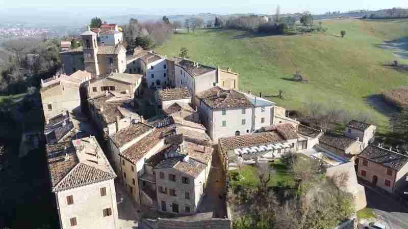I 9 castelli di Arcevia, Nidastore

I video sui 9 castelli di Arcevia:
Palazzo: https://www.youtube.com/watch?v=5fNY5Wwo8g0&t=8s
Loretello: https://www.youtube.com/watch?v=dEYtFDBDZzs&t=3s
San Pietro: https://www.youtube.com/watch?v=eOTcaB2djwM

#Nidastore #Viaggiare #Borghidavisitare #Borghi #Castelli #Arcevia #Marche #Ancona

Il Castello di Nidastore – "nido degli astori", ossia dei falchi che venivano usati per la caccia nel Medioevo – è il castello più settentrionale di Arcevia, ai confini con la provincia di Pesaro.Nidastore sorse verso la metà del XII secolo e fu da sempre conteso tra il Vescovo di Fossombrone e Rocca Contrada. Nel 1408 il castello venne concesso al nipote del Vescovo Raniero di Taddeo dei Ranieri di Pesaro, che venne ucciso da fuoriusciti da Rocca Contrada. A questa vicenda

è legata la tradizione secondo cui il Ranieri sarebbe stato ucciso dagli stessi abitanti di Nidastore in seguito alla pretesa dello stesso di esercitare lo jus primae noctis sulle loro spose, tags: una - Youtube