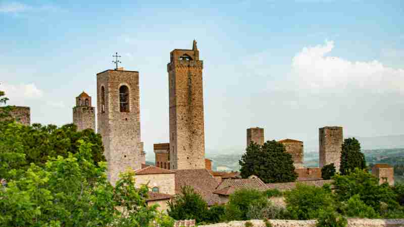 Stunning view of medieval towers in San Gimignano, Tuscany, showcasing historic architecture and scenic landscapes., tags: storia - pexel